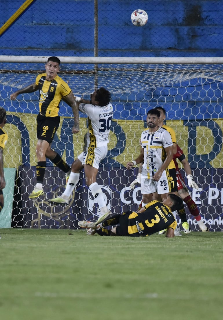 Guaraní 0-Trinidense 0: El Cacique carga una pesada cruz
