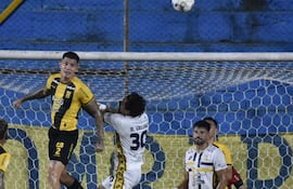 Duelo aéreo entre el argentino Imanol Segovia y Bruno Amílcar Valdez, que aporta jerarquía a la defensa auriazul.