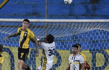 Duelo aéreo entre el argentino Imanol Segovia y Bruno Amílcar Valdez, que aporta jerarquía a la defensa auriazul.