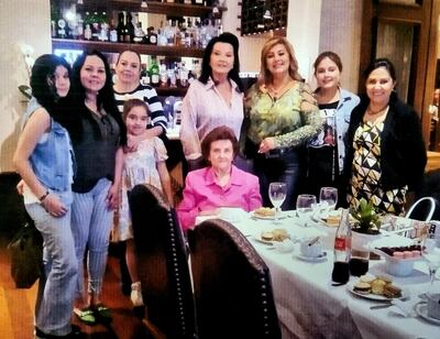Virginia Martínez fue agasajada con un te de bienvenida en el hotel La Misión. Asistieron: Luz Barrios, Zunny Colina, Rocío Martínez, Josefina Maidana, Jackie Colina, Lizza Franco, Maira Talavera y Lucía Martínez.