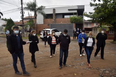Los magistrados Manuel Aguirre, Rossana Maldonado (c/ saco azul) y Blanca Gorostiaga (der.), atento a las indicaciones de la abogada Noelia Nuñez (c/ blusa blanca) Observan la fiscala Ariela Chaparro (izq) y la abogada Amada Silva.