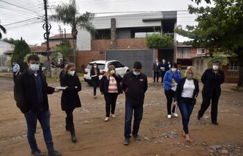Los magistrados Manuel Aguirre, Rossana Maldonado (c/ saco azul) y Blanca Gorostiaga (der.), atento a las indicaciones de la abogada Noelia Nuñez (c/ blusa blanca) Observan la fiscala Ariela Chaparro (izq) y la abogada Amada Silva.