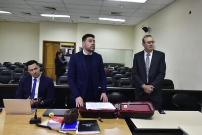 El senador colorado cartista Erico Galeano, llegando para el inicio de su juicio oral y público este lunes.