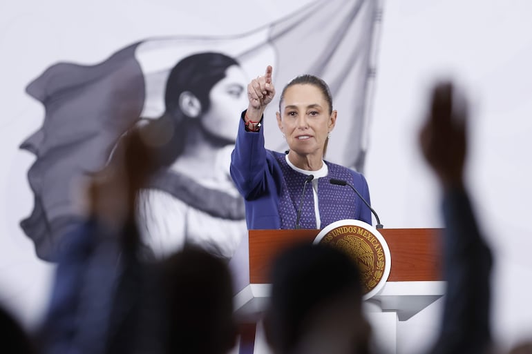 La presidenta de México, Claudia Sheinbaum, habla durante una rueda de prensa en Palacio Nacional de la Ciudad de México (México). 
