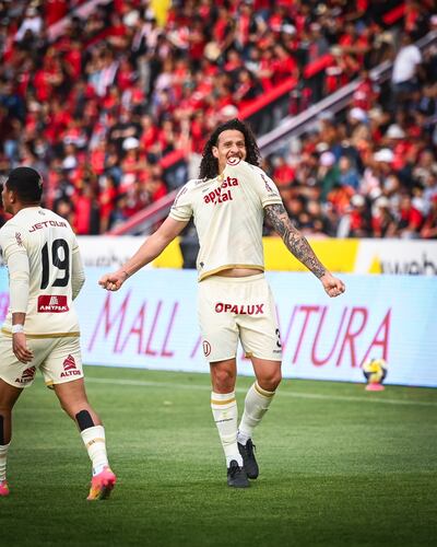 Williams Ismael Riveros Ibáñez festeja su gol, el del triunfo de Universitario de Deportes, líder de la Liga 1 de Perú.