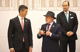 El presidente de Paraguay, Santiago Peña (i), habla con su homólogo de Brasil, Luiz Inácio Lula da Silva, durante la clausura de la LXVII Cumbre de Jefes de Estado y de Gobierno del Mercosur este martes, en Luque (Paraguay). EFE/ Juan Pablo Pino