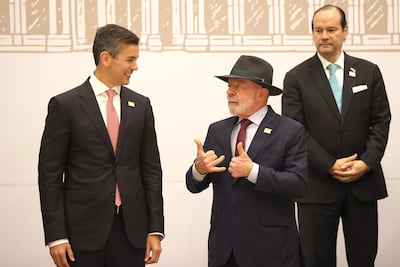 El presidente de Paraguay, Santiago Peña (i), habla con su homólogo de Brasil, Luiz Inácio Lula da Silva, durante la clausura de la LXVII Cumbre de Jefes de Estado y de Gobierno del Mercosur este martes, en Luque (Paraguay). EFE/ Juan Pablo Pino