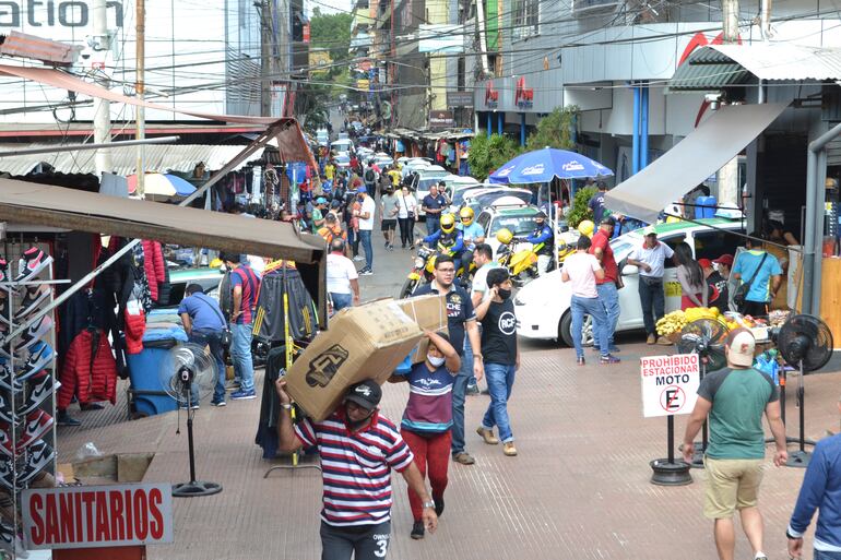 La gran variedad de productos y los precios competitivos atraen a miles de turistas.