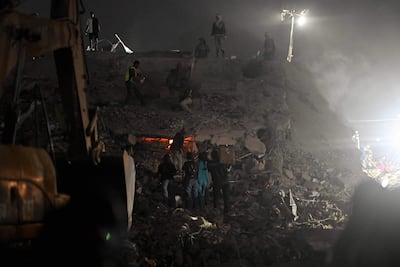 Personas y equipos de rescate siguen buscando cuerpos entre los escombros de edificios derrumbados en Caraballeda, Venezuela.