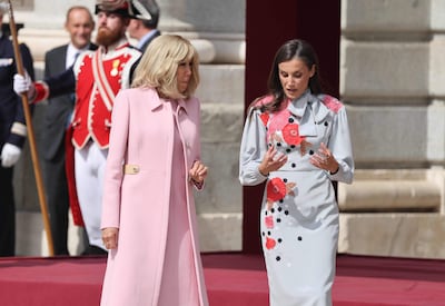 ¡Distinguidas! La reina Letizia recibe a Brigitte Macron, esposa del presidente francés, durante una ceremonia oficial a su llegada al Palacio Real de Madrid el 29 de septiembre de 2026. El presidente francés, Emmanuel Macron, realiza una visita oficial de dos días a España. (Ludovic MARIN / AFP)