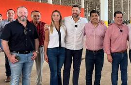 De izq. a der: el ministro Rolando de Barros; la diputada Fabiana Souto; su esposo y vicepdte., Pedro Alliana; el titular de EBY, Luis Benítez, y el titular del Partido Colorado, Horacio Cartes.