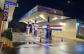 Petróleos Paraguayos (Petropar) mantendrá sus precios hasta Semana Santa, según anunció hoy su titular, William Wilka.