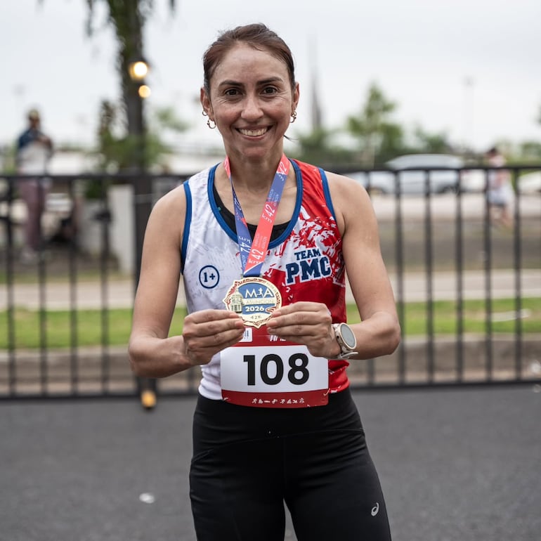 Fati Romero con su medalla de campeona de la Maratón Internacional de Asunción.