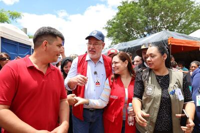 El director de Itaipú Justo Zacarías a lado de su esposa diputado Rocío Abed en una visita a damnificados asistidos por la binacional. El nombre de Abed suena como posible candidata a intendente de Ciudad del Este.