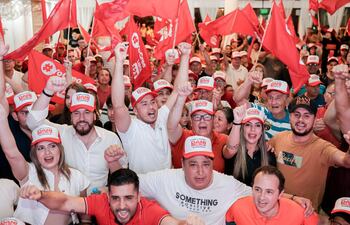 Daniel Pereira Mujica junto a colorados libres, Miguel Prieto, el senador Rubén Velázquez y otros.