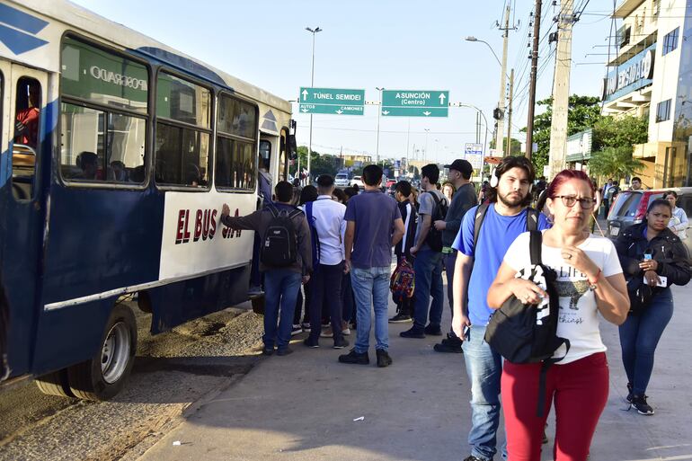 Usuarios del transporte público lamentaron que soportan excesivas demoras por los colectivos. 