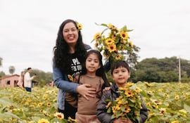 El campo de girasoles de Cabañas se convierte en un escenario especial donde madres e hijos disfrutan juntos de la belleza del lugar, entre sonrisas, abrazos y recuerdos que hacen aún más emotivo este Día de la Madre.