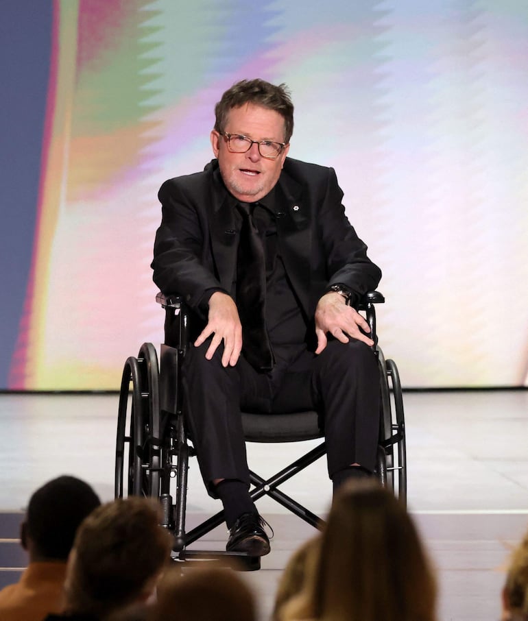 Michael J. Fox fue ovacionado al recibir el premio humanitario Bob Hope en el escenario durante la 78.ª edición de los premios Emmy. (Kevin Winter/Getty Images/AFP)
