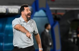 El director técnico de Olimpia Pablo Vitamina Sánchez da instrucciones durante el partido contra Barracas Central en el Estadio Defensores del Chaco.