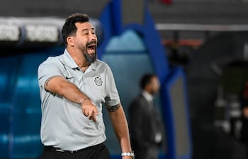 El director técnico de Olimpia Pablo Vitamina Sánchez da instrucciones durante el partido contra Barracas Central en el Estadio Defensores del Chaco.