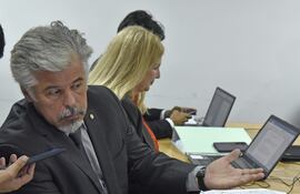 El ex ministro del Interior y de la Senad Arnaldo Giuzzio, en un receso del juicio oral y público por supuesto cohecho pasivo agravado.