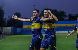 El delantero auriazul, Daniel Fernández celebra con los brazos abiertos uno de los dos tantos que marcó, acompañado por el extremo Cristhian Riveros García. (Foto: @IntermediaAPF)
