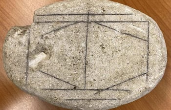 Objeto 04433 en el Museo Romano (Het Romeins Museum), en Heerlen, Países Bajos. Una piedra lisa y blanca, que data de la época romana y fue hallada en los Países Bajos, ha desconcertado durante años a los investigadores. Ahora, con la ayuda de la inteligencia artificial, los científicos creen haber descifrado el enigma: la piedra sería un antiguo juego de mesa e incluso han reconstruido sus posibles reglas.