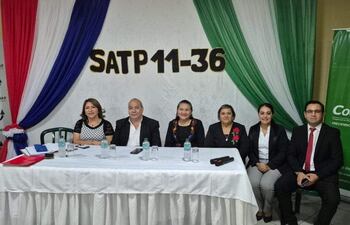 El director departamental de Central, Francisco Canatta (segundo de la izquierda), la encargada de despacho de la supervisión pedagógica de J. Augusto Saldívar, Liliana Ríos (tercera de la izquierda), entre otras personas, durante el acto de posesión de mando realizado en la mañana de este jueves.