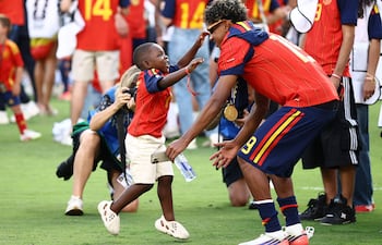 ¡Una imagen llena de amor y felicidad! Lamine Yamal celebrando con su hermano Keyne tras ganar la final del Mundial 2026 entre España y Argentina. (CHARLY TRIBALLEAU / AFP)