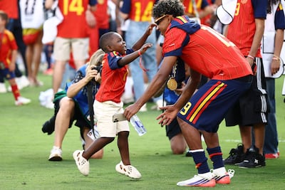 ¡Una imagen llena de amor y felicidad! Lamine Yamal celebrando con su hermano Keyne tras ganar la final del Mundial 2026 entre España y Argentina. (CHARLY TRIBALLEAU / AFP)