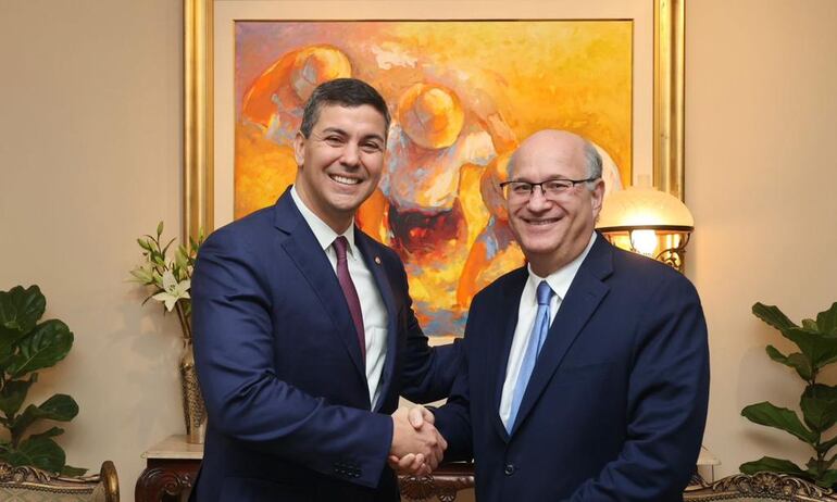 El presidente electo Santiago Peña saluda al presidente del Banco Interamericano de Desarrollo (BID) Ilan Goldfajn.