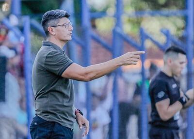Arturo Rafael Villasantti Adorno (39 años), entrenador del Atlético Tembetary.