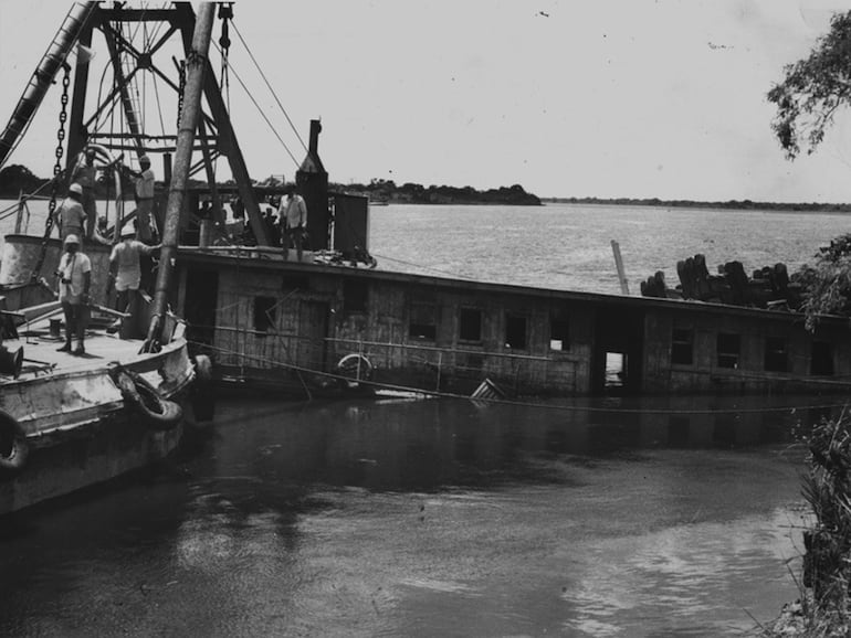 Varios días después de la tragedia la embarcación Miryam Adela era sacada a flote.