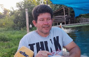 Adrián Cirilo Duarte Gómez, técnico en piscicultura, ha iniciado un proyecto de producción de peces en estanque en su terreno, sin apoyo gubernamental.