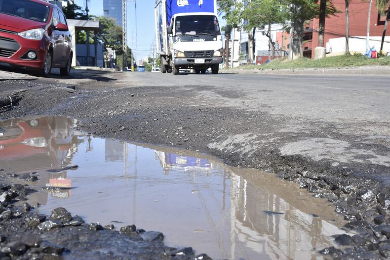 Otro cráter sobre Artigas y San Estanislao, a metros de una parada de colectivos.