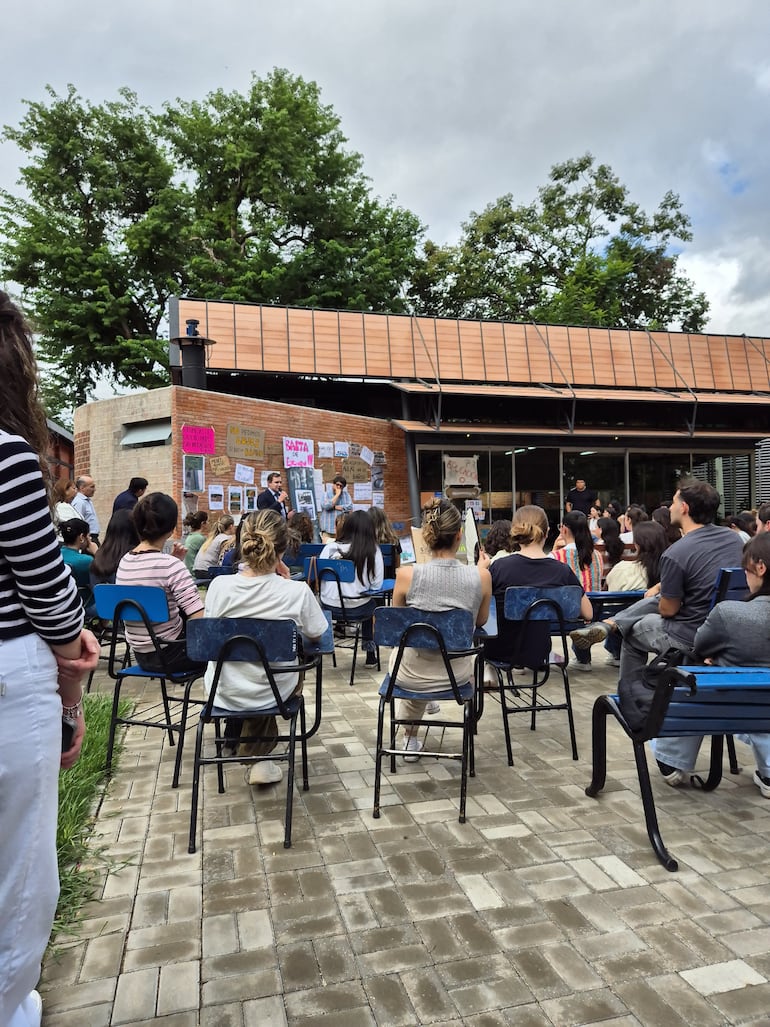 El vicerrector de Finanzas de la UC, Óscar López Grutter, conversa con los jóvenes en protesta.
