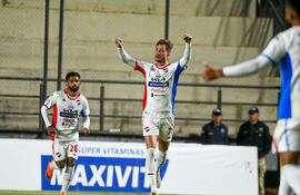 El delantero argentino, Ignacio Daniel Bailone (32 años) celebra el segundo de los dos tantos que marcó, en el triunfo de Nacional ante Sportivo Trinidense, en La Visera.