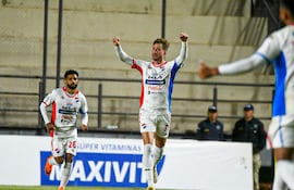 El delantero argentino, Ignacio Daniel Bailone (32 años) celebra el segundo de los dos tantos que marcó, en el triunfo de Nacional ante Sportivo Trinidense, en La Visera. (Foto: @CopaDePrimera)
