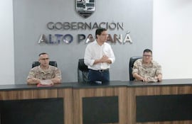 El comisario Carlos Acosta, exdirector de Policía de Alto Paraná; César Torres, gobernador; y comisario Humberto Galeano, jefe de prevención del décimo departamento, durante la reunión realizada en la mañana de este jueves.