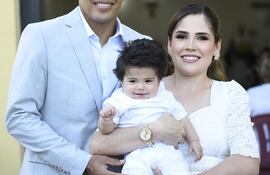 Robert Rojas y Karen Bernal con el nuevo cristiano Bastian Nicolás.