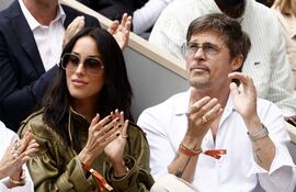 Brad Pitt y su novia Inés de Ramón no se perdieron la final femenina de Roland Garros. (EFE/EPA/YOAN VALAT)