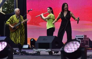 Juan Cancio Barreto, Patricia Álvarez y Mirta Noemí Talavera compartiendo escenario.