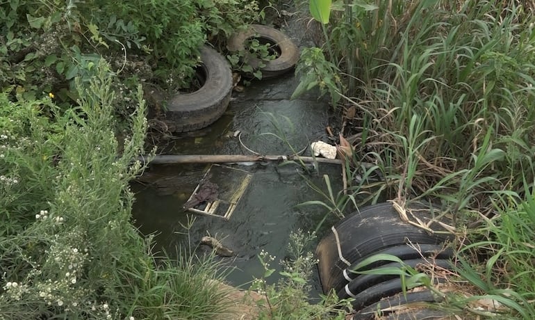 Cauce hídrico contaminado, que pasa por la comunidad.