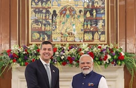 El primer ministro de la India, Narendra Modi saluda al presidente de Paraguay Santiago Peña.