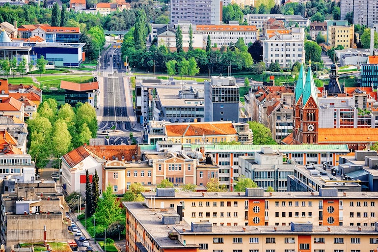 Vista urbana de Maribor y de la Iglesia Franciscana, en la región de Baja Estiria, Eslovenia.