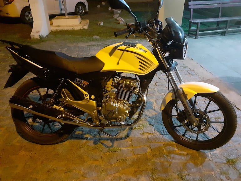 La motocicleta recuperada por efectivos policiales.