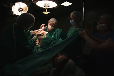 Especialistas en Obstetricia durante un trabajo de parto en un hospital.