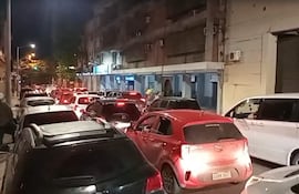 Congestión de vehículos en Costanera de Asunción generó descontento tras no habilitarse el tránsito según lo prometido.