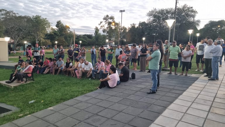 Tras esta situacion los vecinos se manifestaron en la plaza Nuevo Horizonte de Arazape, San Miguel, Misiones.