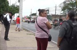 Pasajeros aguardan en la zona de la Estación de Buses de Asunción.